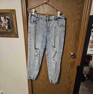 Celebrity Pink cargo distressed light wash